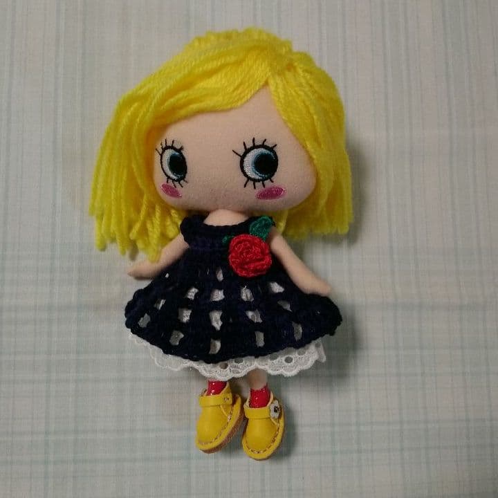 イーマリーちゃん・赤いバラのワンピース
